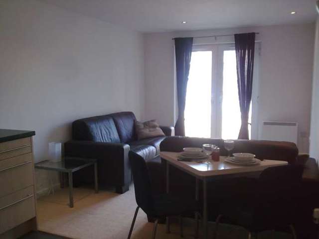  Image of 2 bedroom Apartment to rent in Elmira Way Salford M5 at Elmira Way Salford Quays Salford, M5 3DE