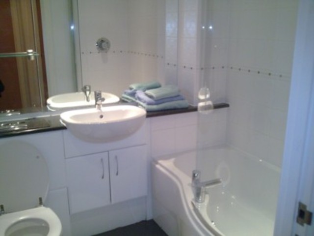  Image of 2 bedroom Apartment to rent in Elmira Way Salford M5 at Elmira Way Salford Quays Salford, M5 3DE