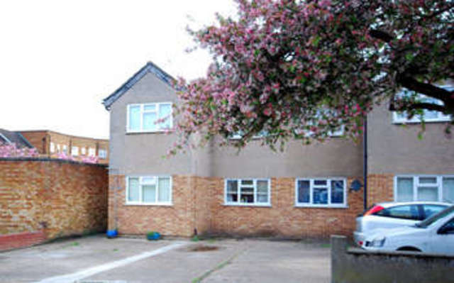  Image of 2 bedroom Property to rent in Chipperfield Close Cranham Upminster RM14 at RM14 3EA  Cranham, RM14 3EA