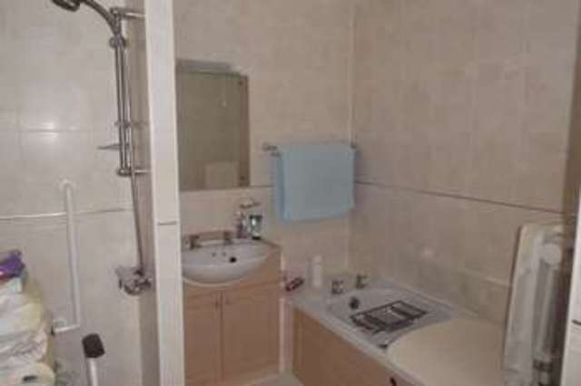  Image of 1 bedroom Flat for sale in Grange Road Uckfield TN22 at Grange Road  Uckfield, TN22 1FD