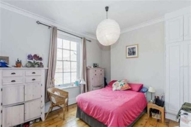  Image of 2 bedroom Flat to rent in Hammersmith Grove London W6 at London, W6 7EW