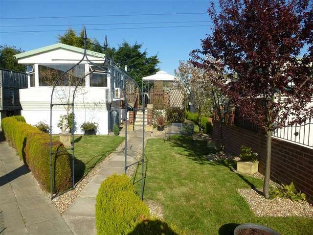  Image of 1 bedroom Detached house for sale in Hampstead Lane Yalding Maidstone ME18 at Yalding Maidstone Maidstone, ME18 6HH
