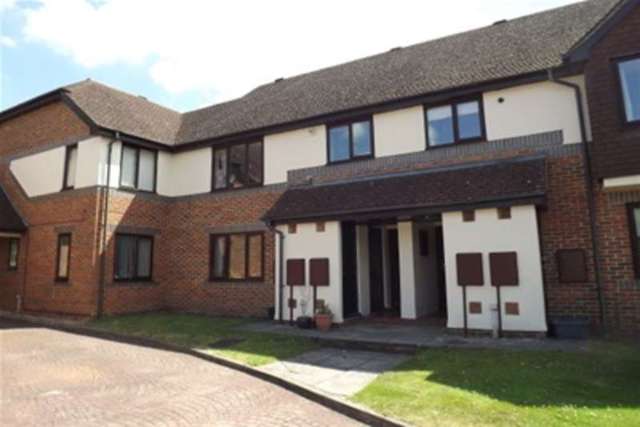  Image of 2 bedroom Flat to rent in Oldfield View Hartley Wintney Hook RG27 at Hook, RG27 8JH