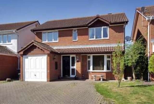  Image of 4 bedroom Detached house for sale in Hayes Walk Smallfield Horley RH6 at Hayes Walk Smallfield Horley, RH6 9QW