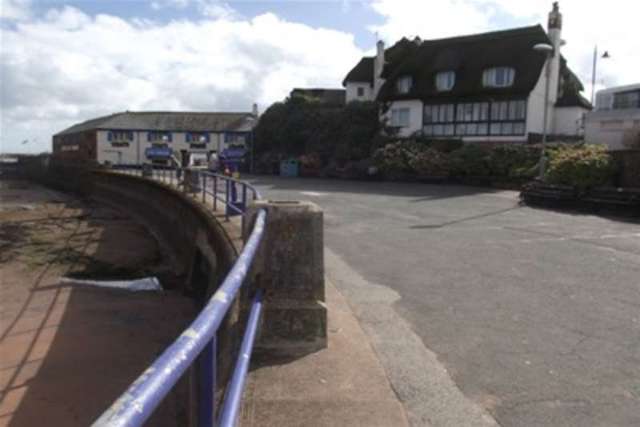 Image of 2 bedroom Flat to rent in Earlswood Drive Paignton TQ3 at Paignton, TQ3 3GR