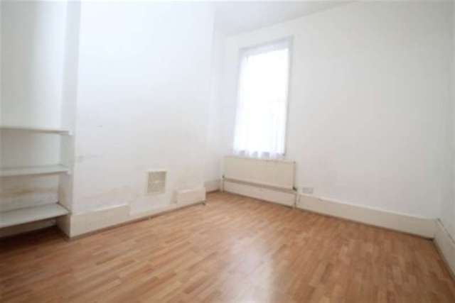  Image of 2 bedroom Flat to rent in Laleham Road London SE6 at London, SE6 2HU