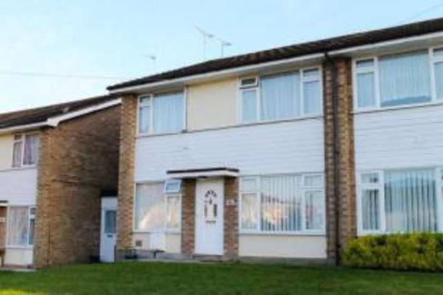  Image of 2 bedroom Maisonette for sale in Hudson Crescent Eastwood Leigh-on-Sea SS9 at Leigh-on-Sea Essex Eastwood, SS9 5XT