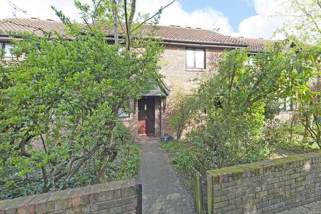  Image of 2 bedroom Semi-Detached house to rent in Hascombe Terrace Love Walk London SE5 at Love Walk Camberwell London, SE5 8SQ