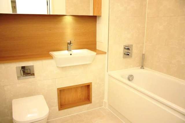 Image of 3 bedroom Flat to rent in Jefferson Plaza London E3 at Marner Point  Bow, E3 3QB