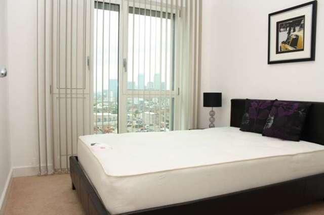  Image of 3 bedroom Flat to rent in Jefferson Plaza London E3 at Marner Point  Bow, E3 3QE