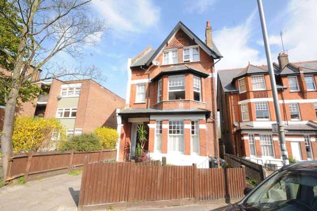  Image of 2 bedroom Flat to rent in Oakhill Road London SW15 at Oakhill Road East Putney London, SW15 2QJ