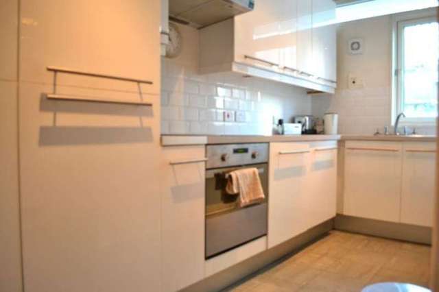  Image of 2 bedroom Flat to rent in Petticoat Square London E1 at Aldgate East, E1 7EB