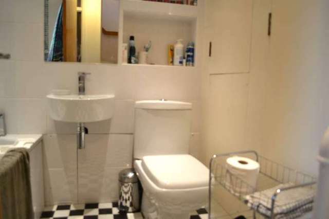  Image of 2 bedroom Flat to rent in Petticoat Square London E1 at Aldgate East, E1 7EB