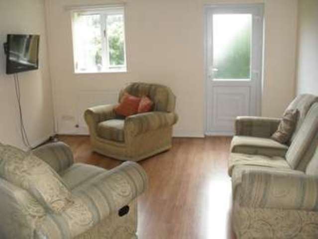  Image of 4 bedroom Property to rent in Pluto Close Salford M6 at Pluto Close Room 2 Salford, M6 6HF
