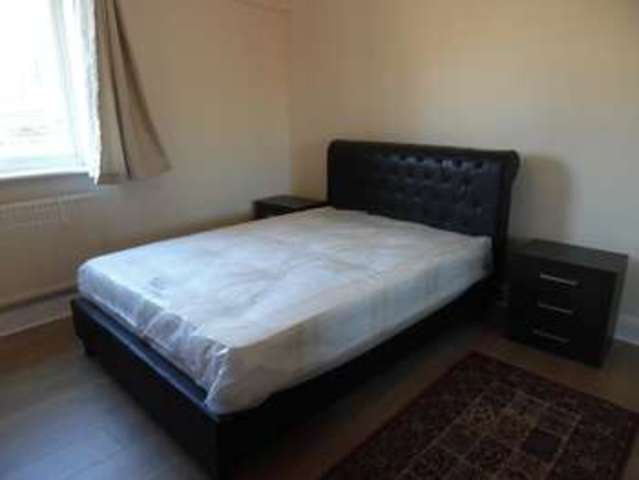  Image of 2 bedroom Property to rent in Poplar High Street London E14 at London, E14 0BG