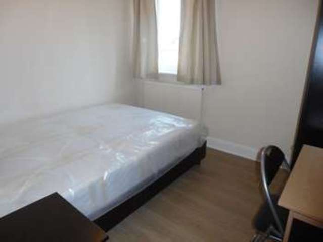  Image of 2 bedroom Property to rent in Poplar High Street London E14 at London, E14 0BG