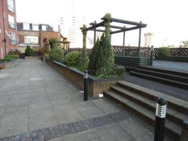  Image of 2 bedroom Property to rent in Poplar High Street London E14 at London, E14 0BG