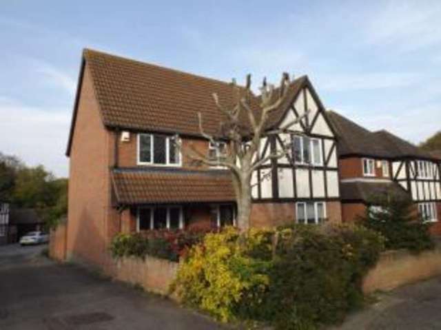  Image of 4 bedroom Detached house for sale in Warwick Road Rayleigh SS6 at Rayleigh Essex Rayleigh, SS6 8UJ