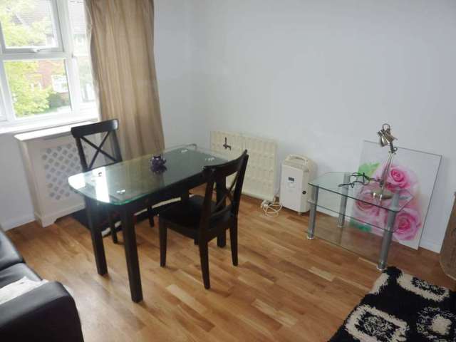  Image of 1 bedroom Flat to rent in Redwood Close Watford WD19 at Redwood Close South Oxhey Watford, WD19 6SE