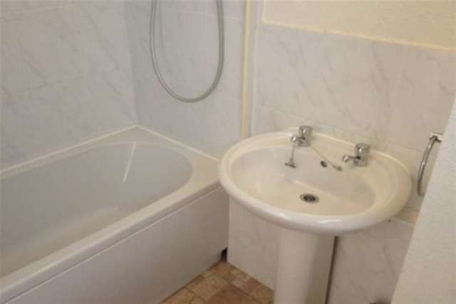  Image of 1 bedroom Flat to rent in New Road Brixham TQ5 at Brixham, TQ5 8NJ