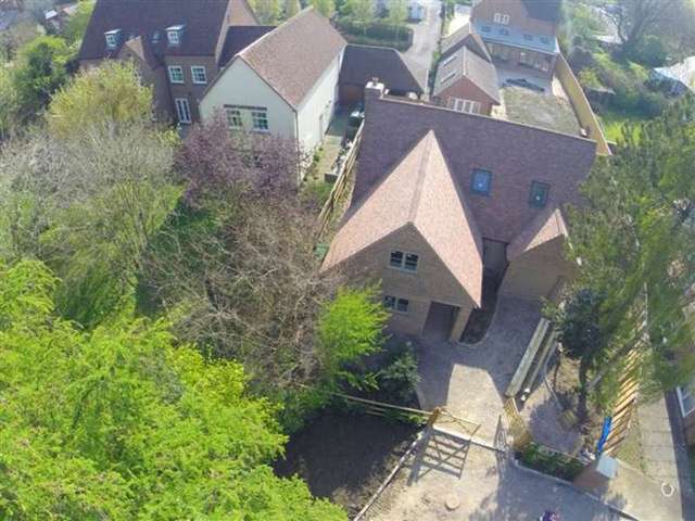  Image of 4 bedroom Detached house for sale in Woodview Faringdon SN7 at Lechlade Road  Faringdon, SN7 8EL