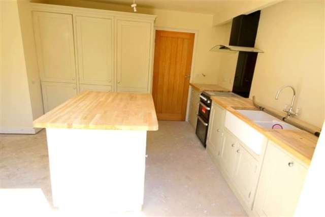  Image of 4 bedroom Detached house for sale in Woodview Faringdon SN7 at Lechlade Road  Faringdon, SN7 8EL