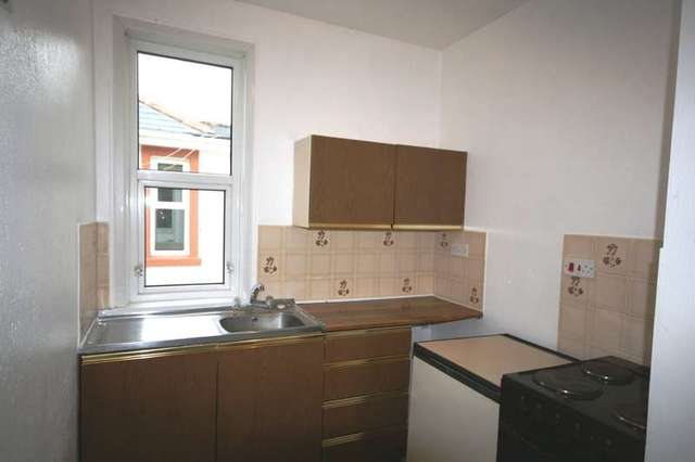  Image of 1 bedroom Flat to rent in Solsbro Road Torquay TQ2 at Solsbro Road TORQUAY Devon, TQ2 6PF