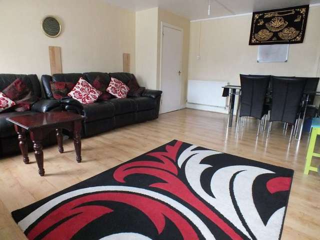  Image of 3 bedroom Flat to rent in Southcote Parade Reading RG30 at Reading Berkshire Whitley, RG30 3DT