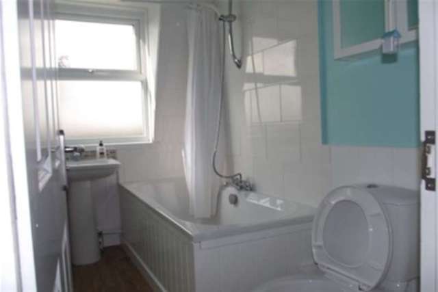  Image of 2 bedroom Flat to rent in Station Road London NW4 at London, NW4 4PN