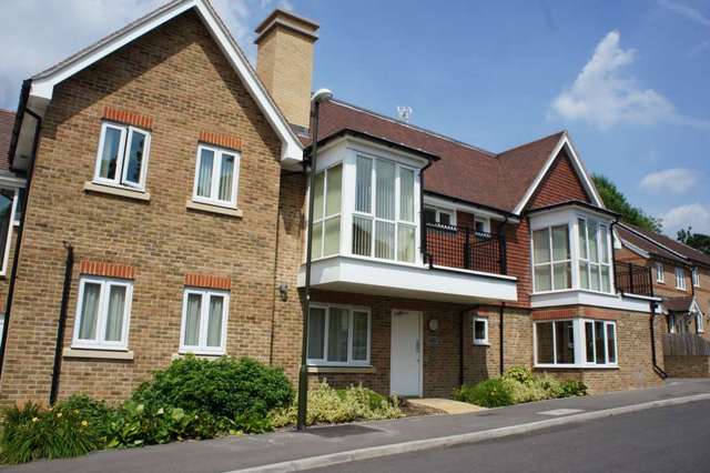  Image of 2 bedroom Apartment to rent in Stone Court Maidenbower Crawley RH10 at Stone Court Worth Crawley, RH10 7RX