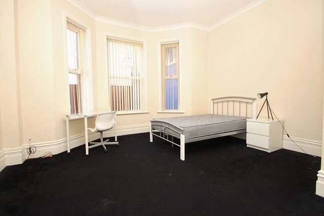  Image of 3 bedroom Detached house to rent in Holdenhurst Road Bournemouth BH8 at Holdenhurst Road  Bournemouth, BH8 8DG