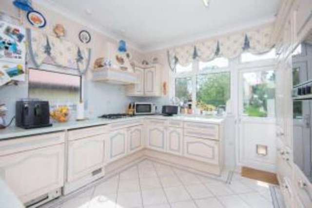  Image of 3 bedroom Bungalow for sale in Sutherland Way Cuffley Potters Bar EN6 at Cuffley Potters Bar Cuffley, EN6 4EG