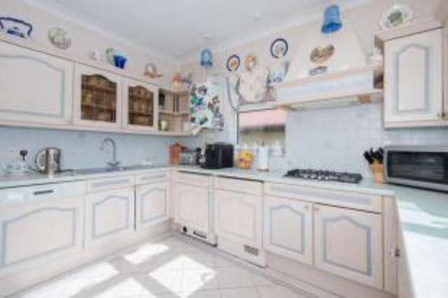  Image of 3 bedroom Bungalow for sale in Sutherland Way Cuffley Potters Bar EN6 at Cuffley Potters Bar Cuffley, EN6 4EG