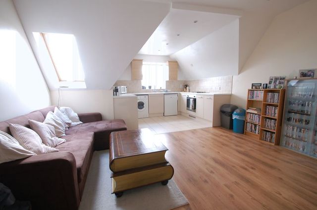  Image of 1 bedroom Flat for sale in Terrace Road Walton-on-Thames KT12 at 109 Terrace Road  Walton On Thames, KT12 2SG