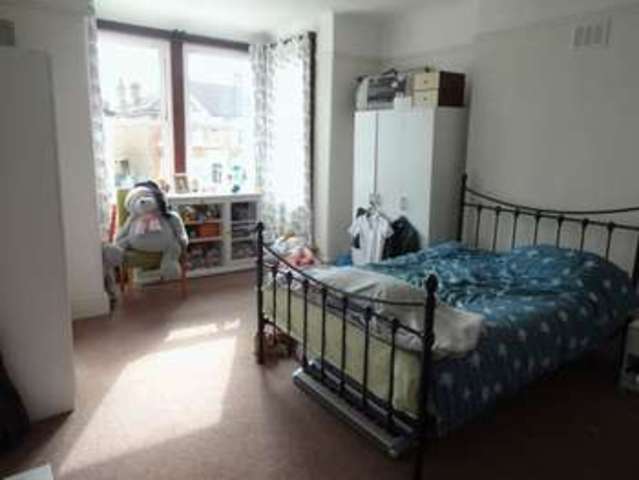  Image of 3 bedroom Flat to rent in The Drive Cranbrook Ilford IG1 at The Drive  Ilford, IG1 3HY