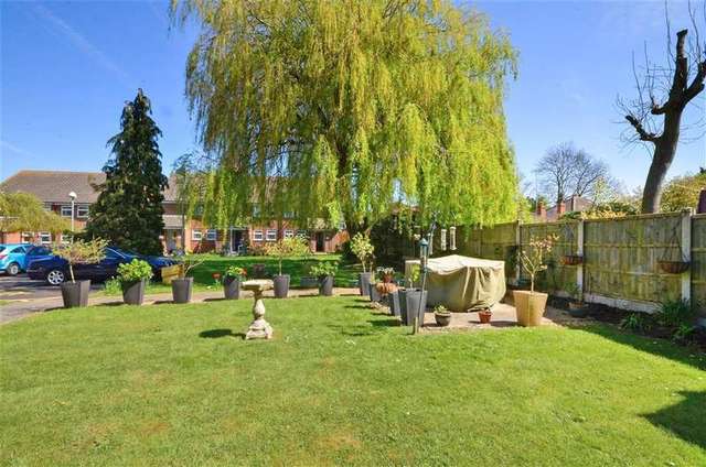  Image of 1 bedroom Ground Flat for sale in The Walk Hullbridge Hockley SS5 at Hullbridge Hockley Hockley, SS5 6LW