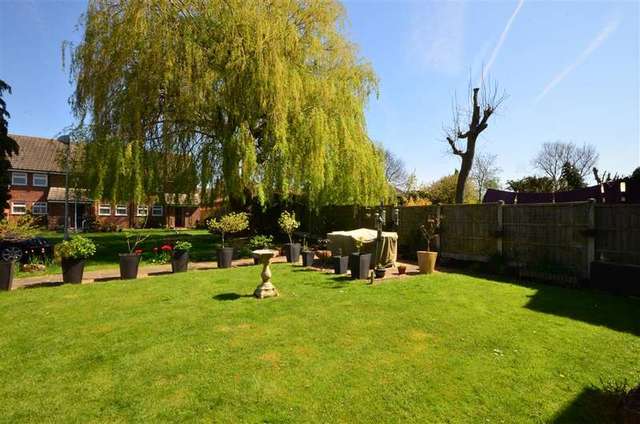  Image of 1 bedroom Ground Flat for sale in The Walk Hullbridge Hockley SS5 at Hullbridge Hockley Hockley, SS5 6LW