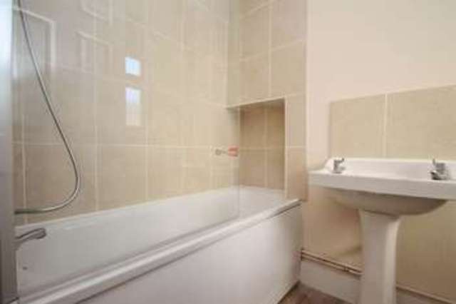  Image of 2 bedroom Terraced house to rent in Thorold Road Chatham ME5 at Thorold Road  Chatham, ME5 7EA