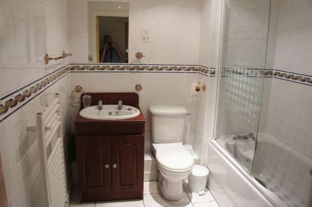  Image of 2 bedroom Apartment to rent in Three Bridges Road Crawley RH10 at Elmcroft Court Three Bridges Crawley, RH10 1JQ