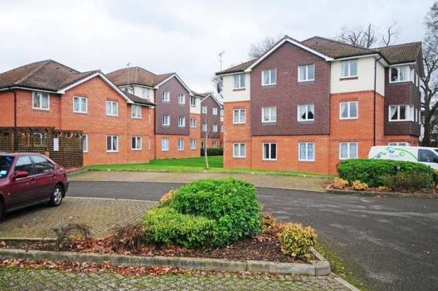  Image of 2 bedroom Apartment to rent in Three Bridges Road Crawley RH10 at Elmcroft Court Three Bridges Crawley, RH10 1JQ