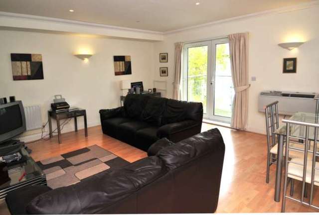 Image of 1 bedroom Apartment to rent in Turners Hill Road Pound Hill Crawley RH10 at The Pines, Turners Hill Rd Worth Crawley, RH10 7US