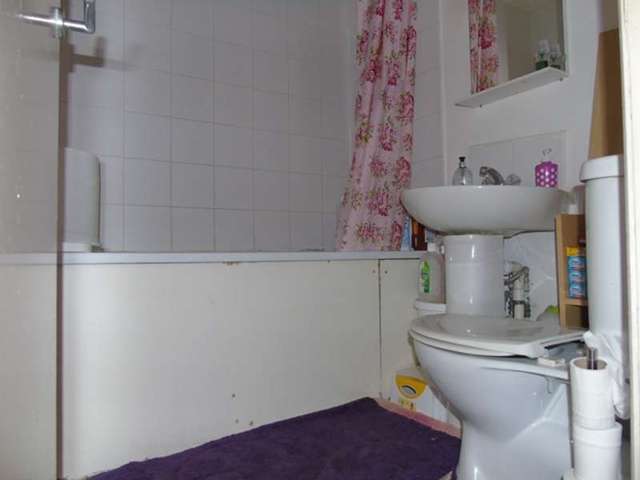  Image of 2 bedroom Flat for sale in Brigstock Road Thornton Heath CR7 at Brigstock Road  Thornton Heath, CR7 7JD