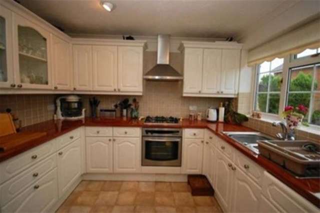  Image of 3 bedroom Property to rent in Hunters Way Uckfield TN22 at Uckfield, TN22 2BB