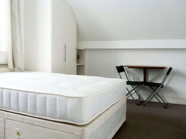  Image of Studio flat to rent in Uxbridge Road London W12 at Uxbridge Road Shepherds Bush London, W12 0NP