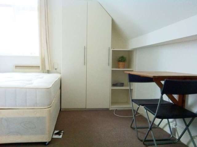  Image of Studio flat to rent in Uxbridge Road London W12 at Uxbridge Road Shepherds Bush London, W12 0NP