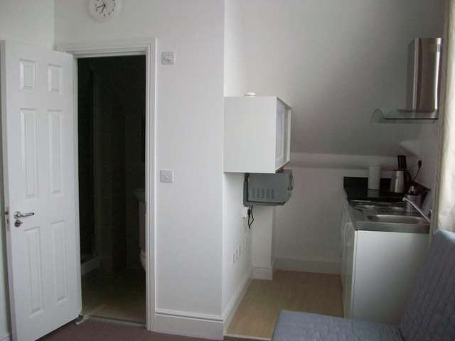  Image of Studio flat to rent in Uxbridge Road London W12 at Uxbridge Road Shepherds Bush London, W12 0NP