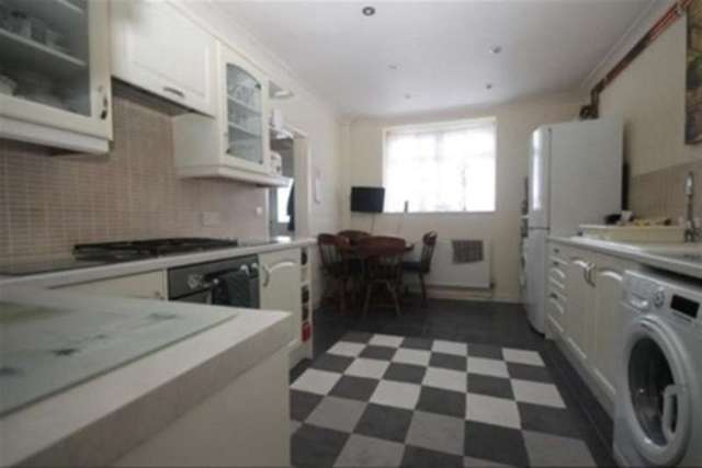  Image of 5 bedroom Semi-Detached house to rent in Valiant Close Romford RM7 at Romford, RM7 8JH