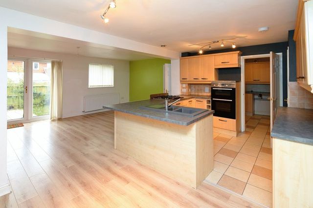  Image of 4 bedroom Detached house to rent in Walnut Close Telford TF4 at Walnut Close Aqueduct Telford, TF4 3TA