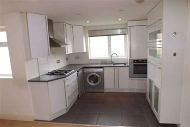  Image of 1 bedroom Flat to rent in Waverley Road London E17 at London, E17 3LG