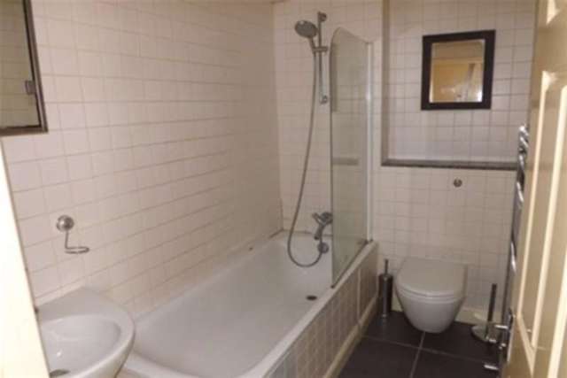  Image of 1 bedroom Flat to rent in Waverley Road London E17 at London, E17 3LG